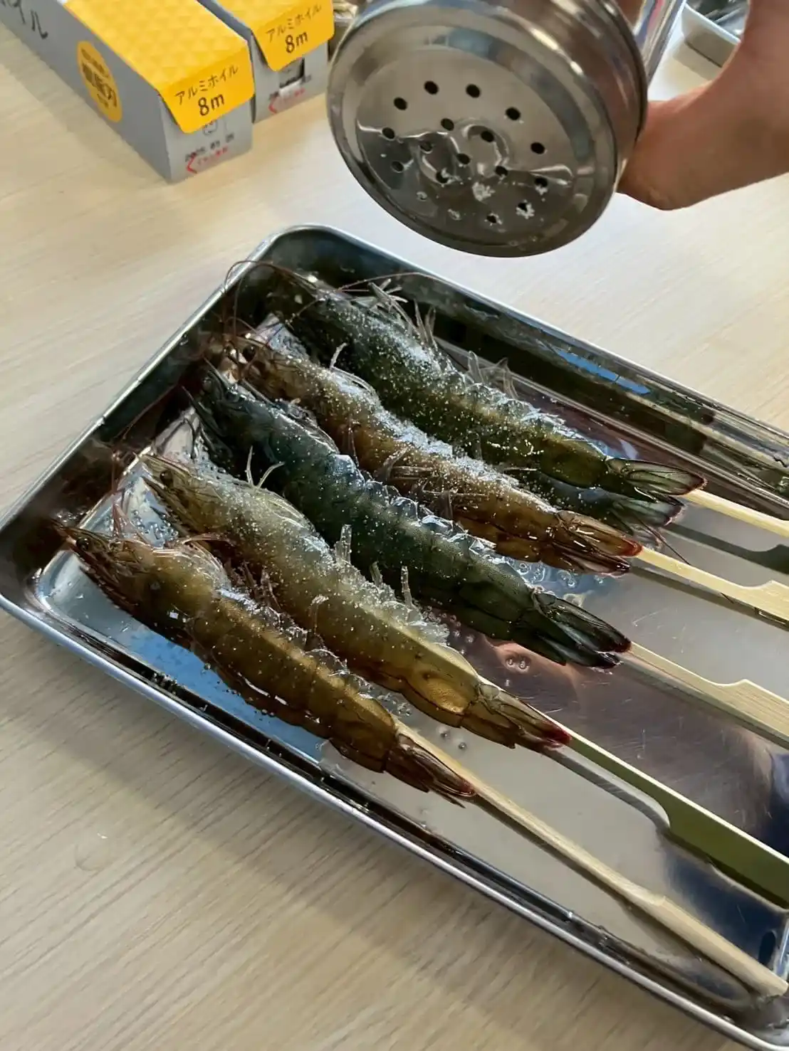 エビに塩を振っている様子