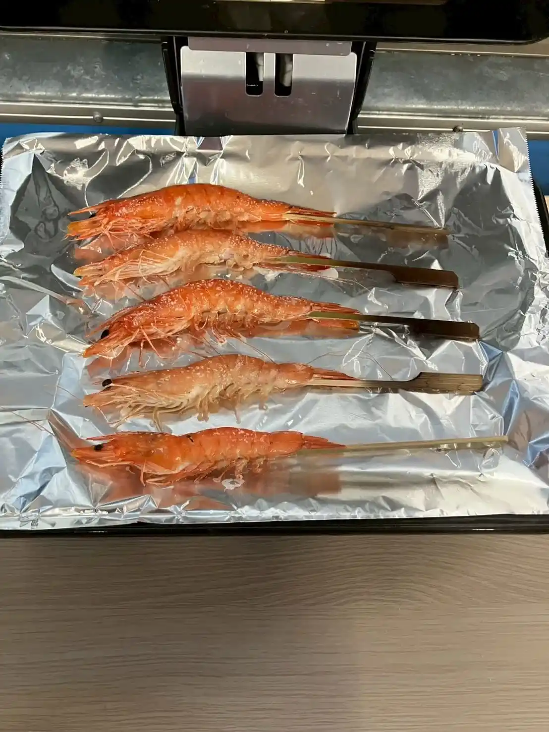 専用のトースターでエビが焼けている画像or焼いてる画像