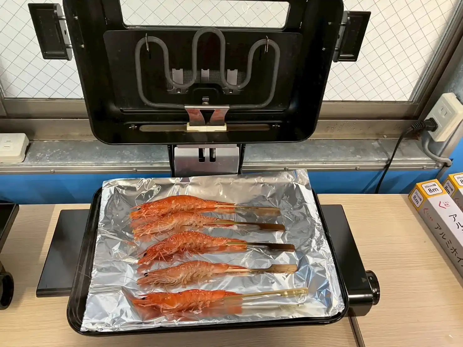 エビを焼くために準備している画像or専用のトースターでエビが焼き上がった画像