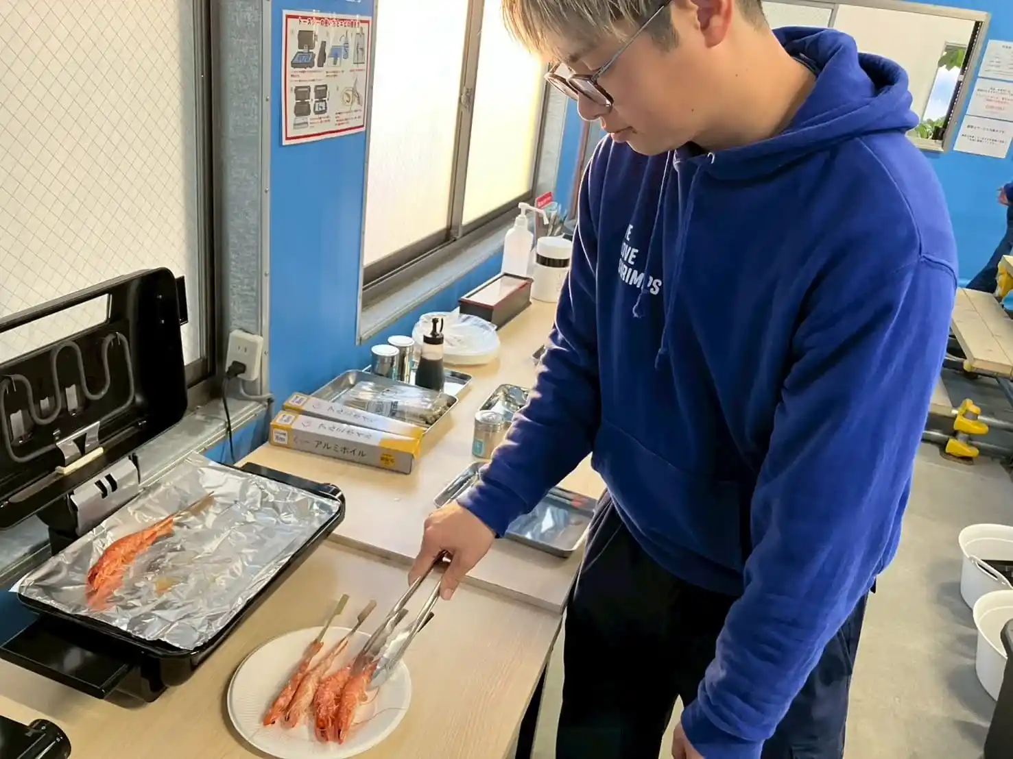 焼き上がったエビをお皿に移す様子