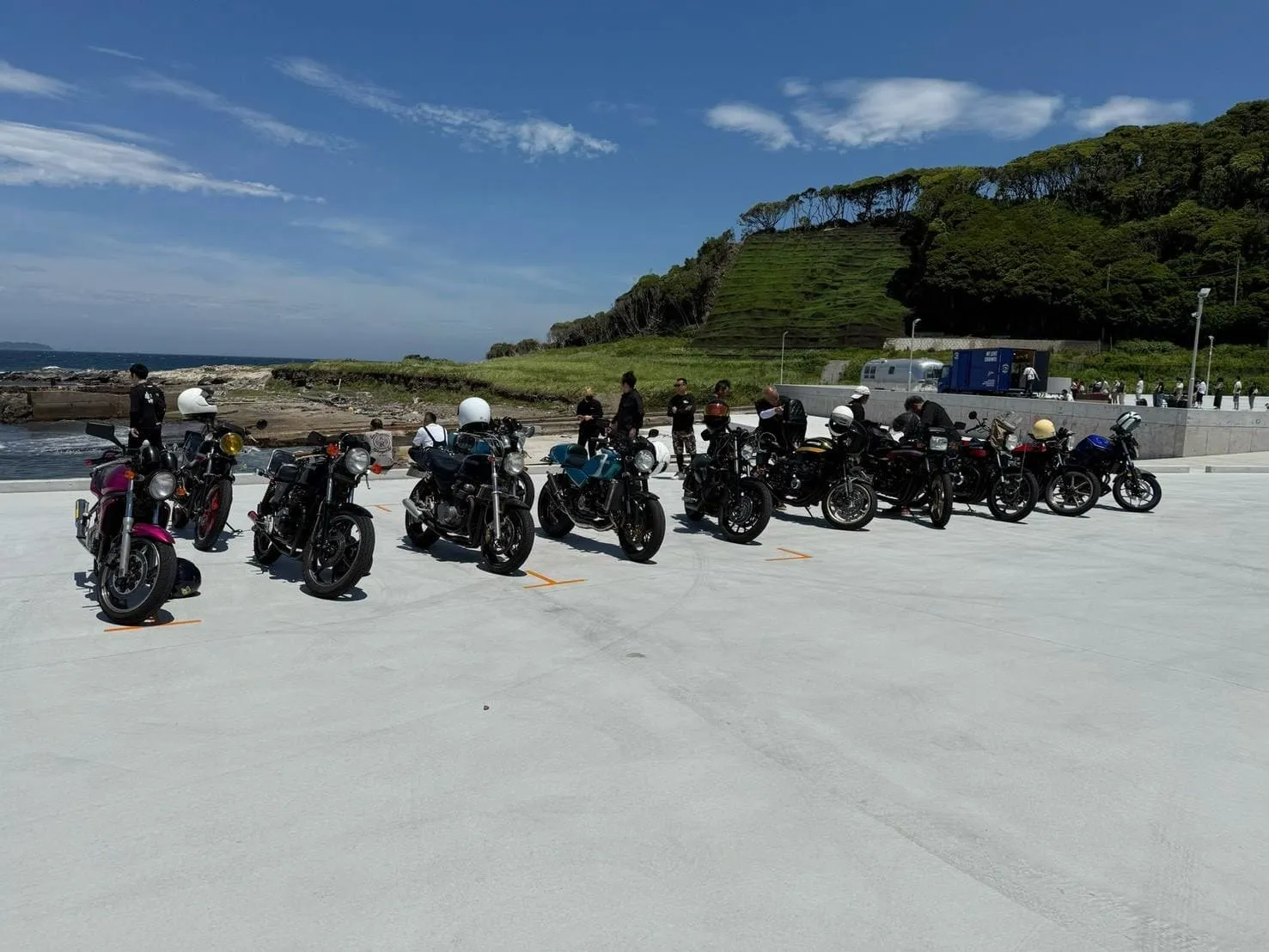 海と鋸山を背景に並んだ旧車バイクの集まり