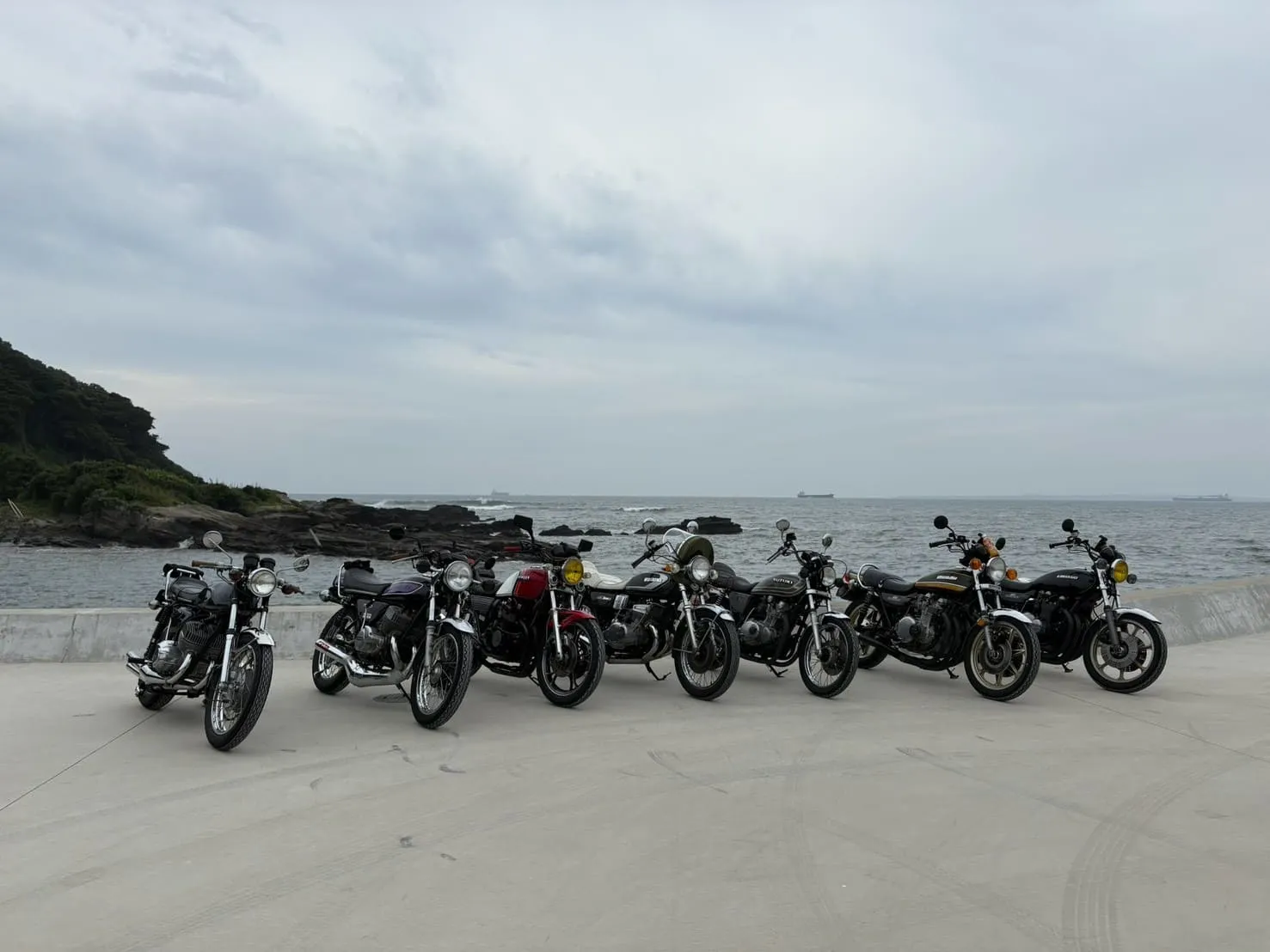 海を背景に横並びに停めた旧車バイク