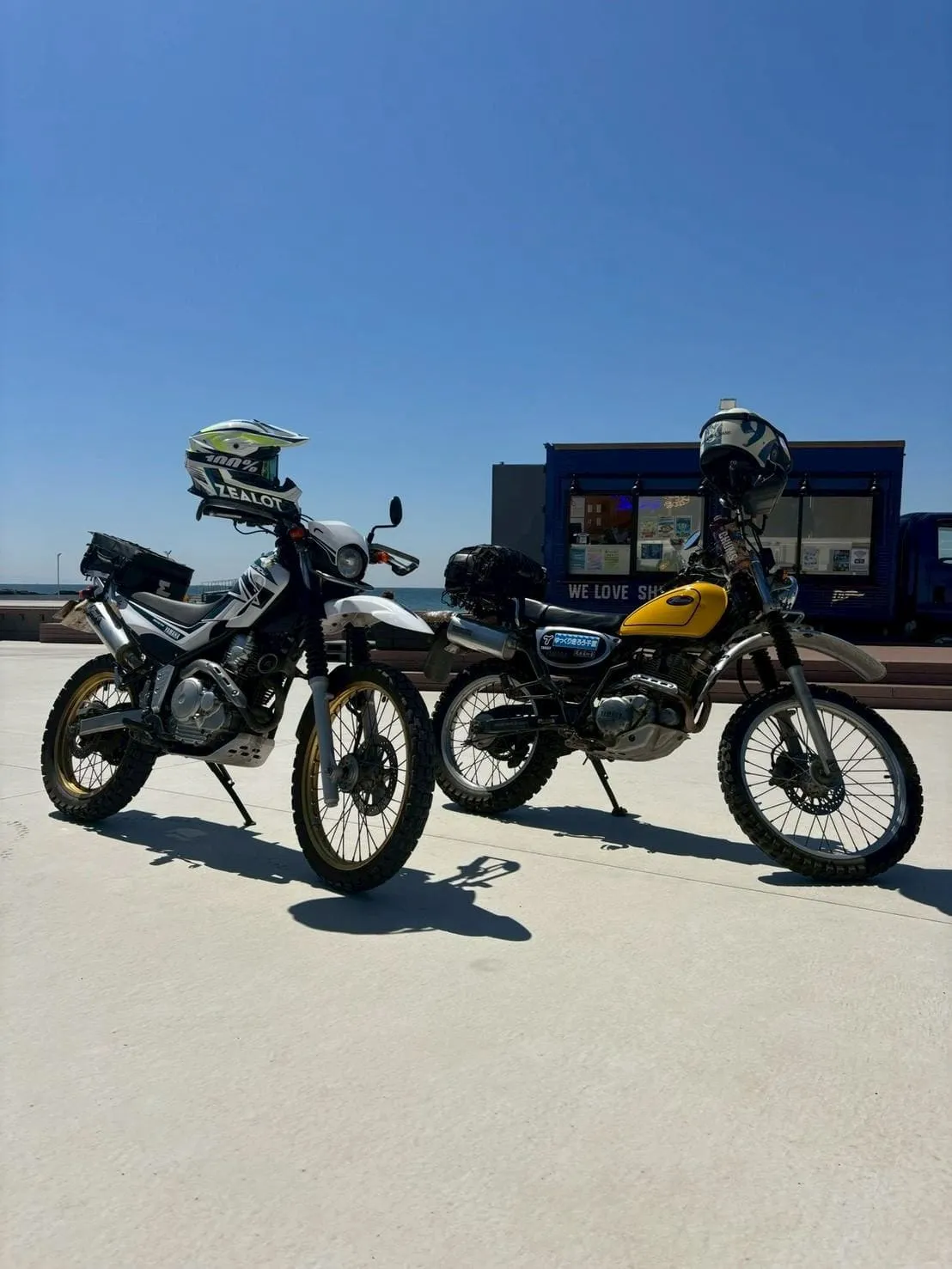 キッチンカーの前に停めたオフロードバイク