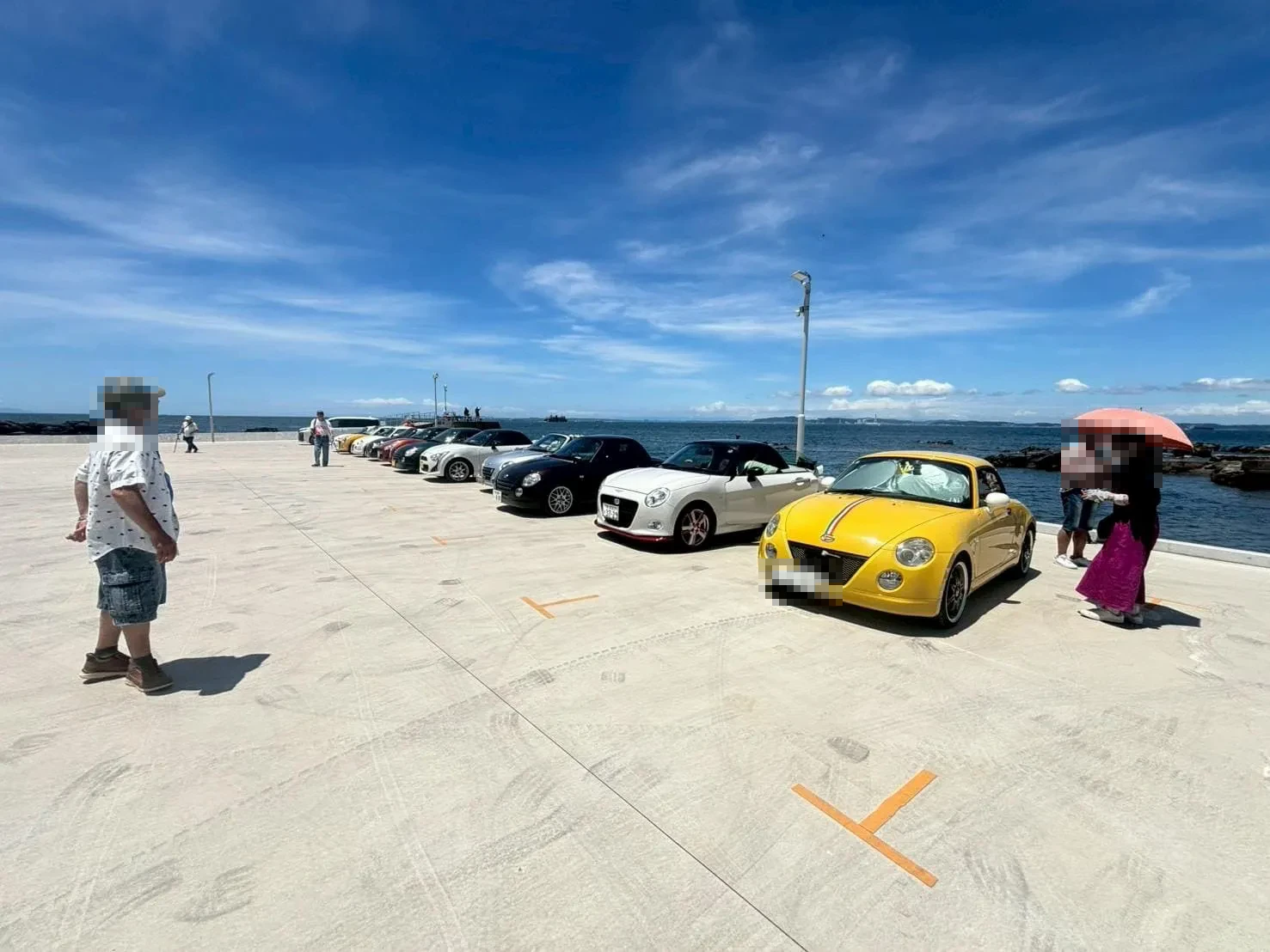 砂浜を背景に横並びに停めたスポーツカー
