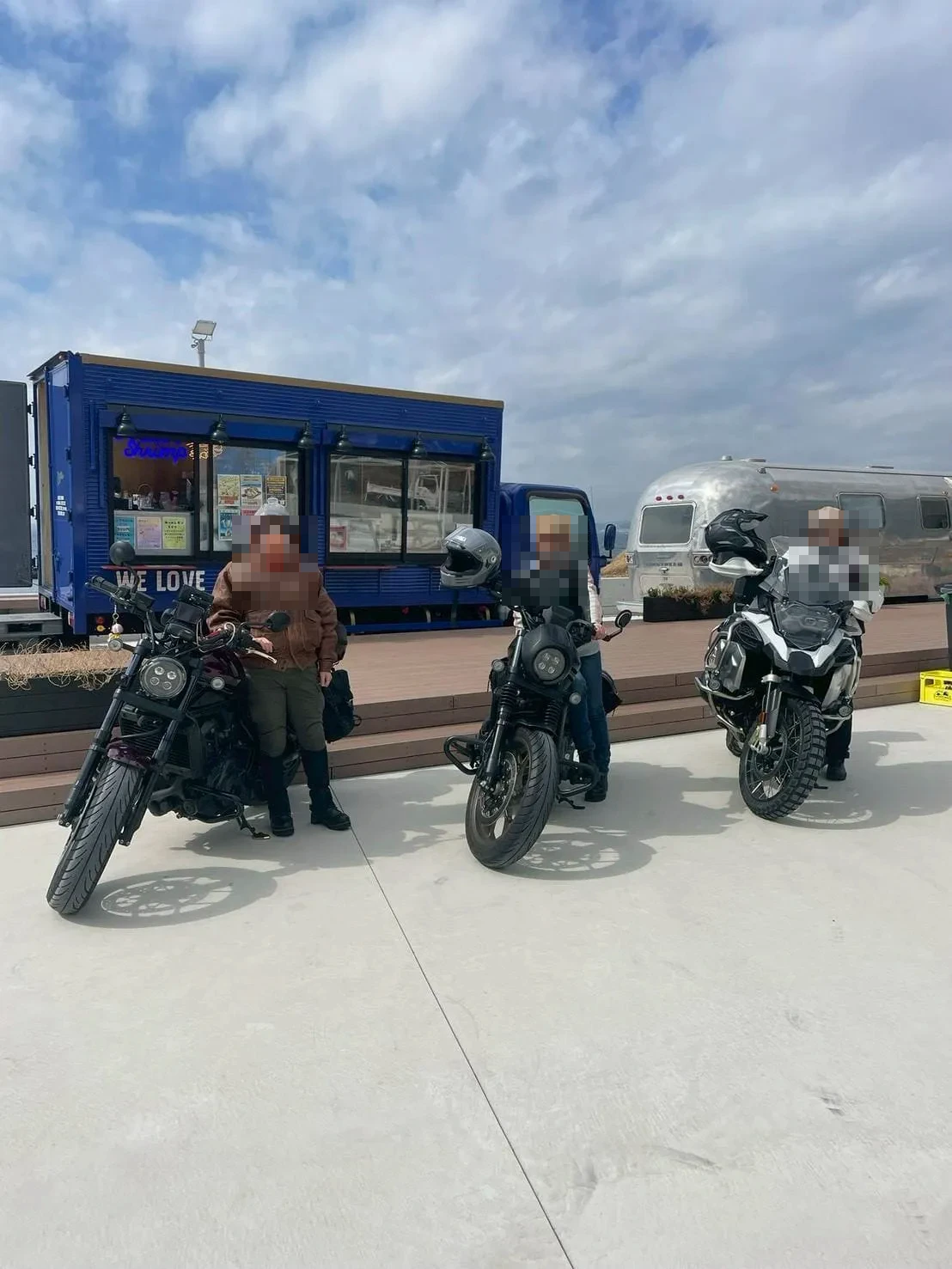 キッチンカーの前に集まったライダーと愛車