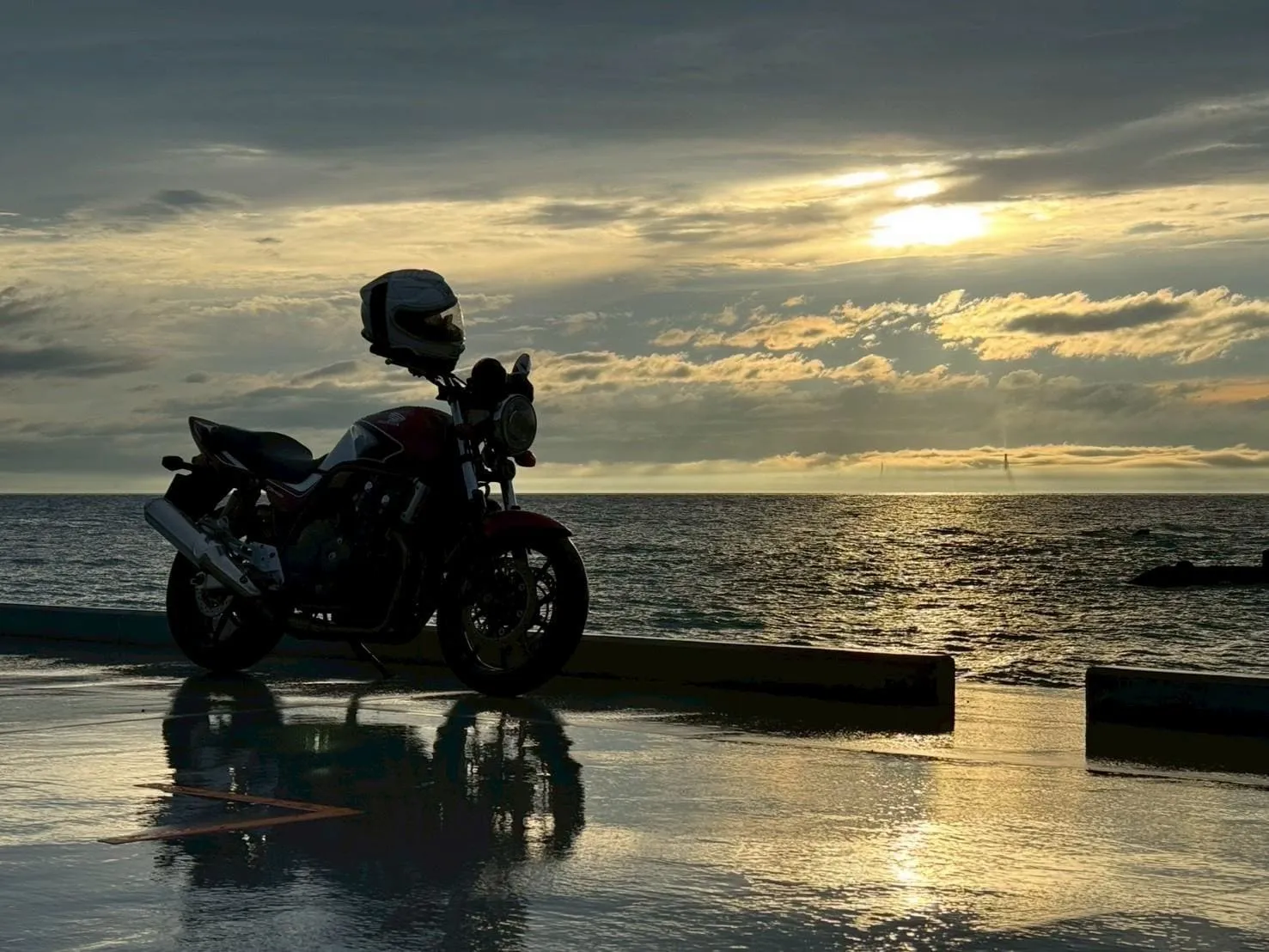 夕景の東京湾を背に佇むバイクのシルエット