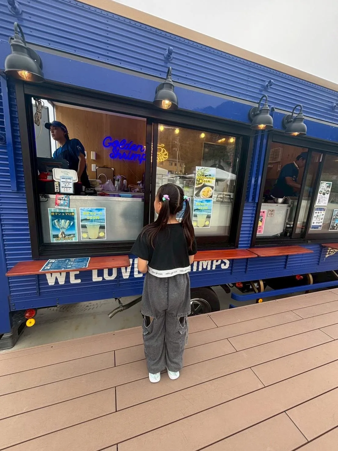 キッチンカーで食事を楽しむ親子