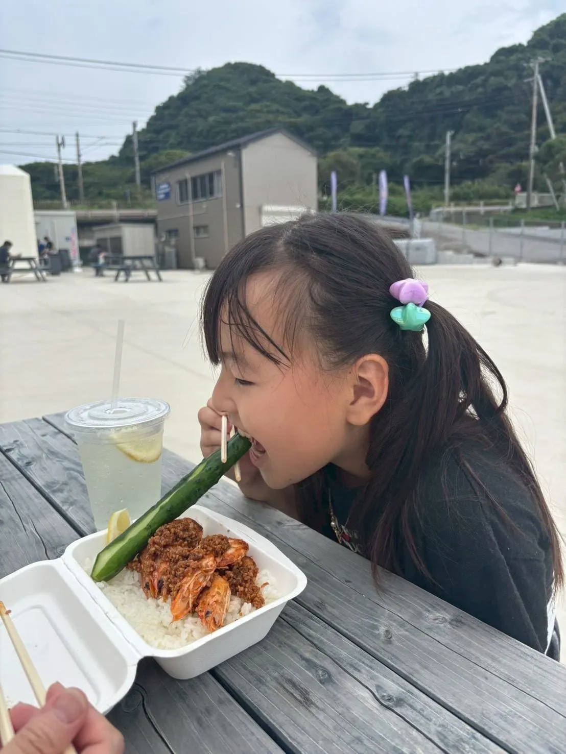 外のテラス席でのびのび食事