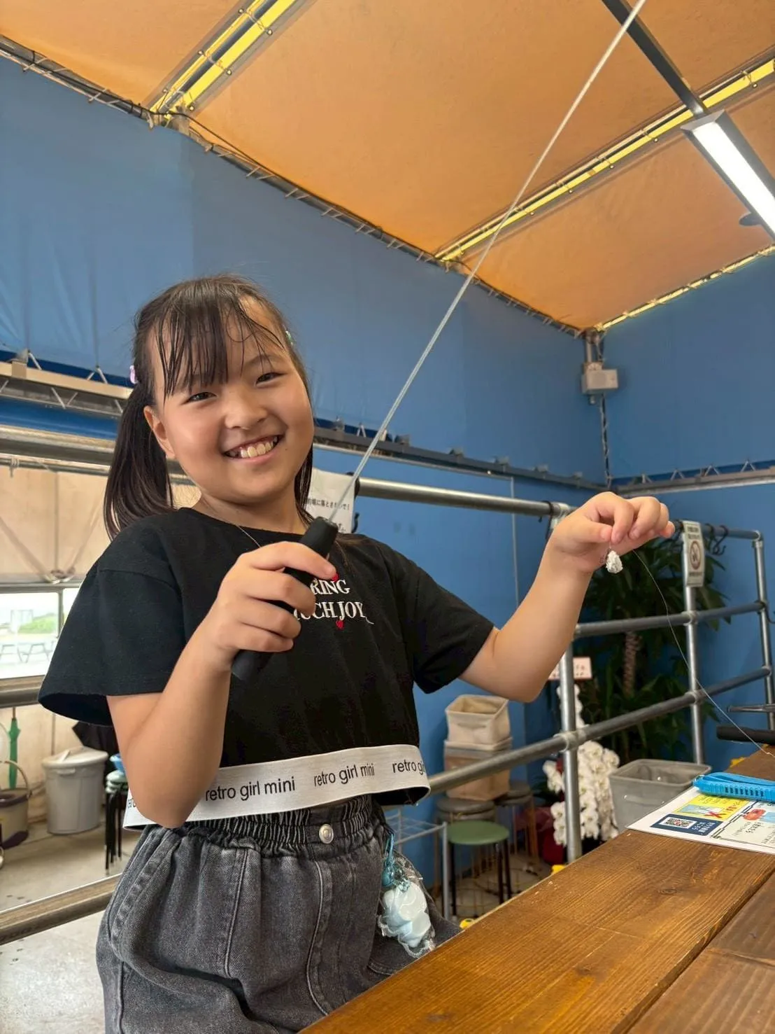 エビ釣り堀を楽しむ女の子