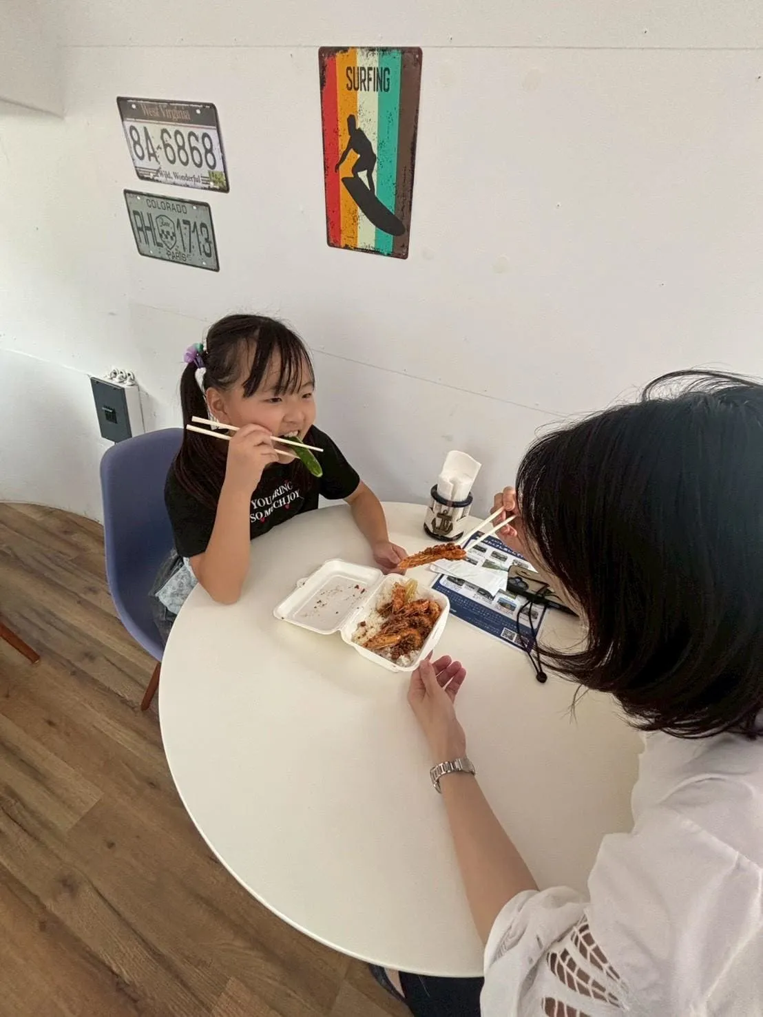 冷暖房完備の室内席（トレーラー）で食事する親子