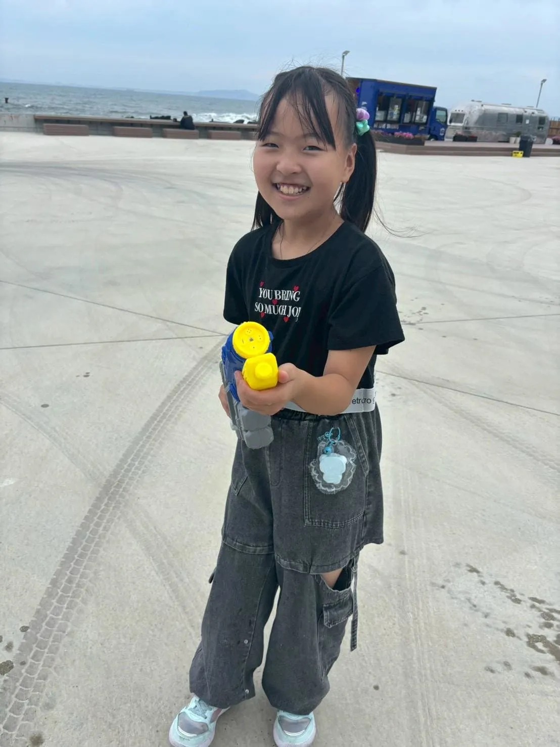 水鉄砲で遊ぶ女の子